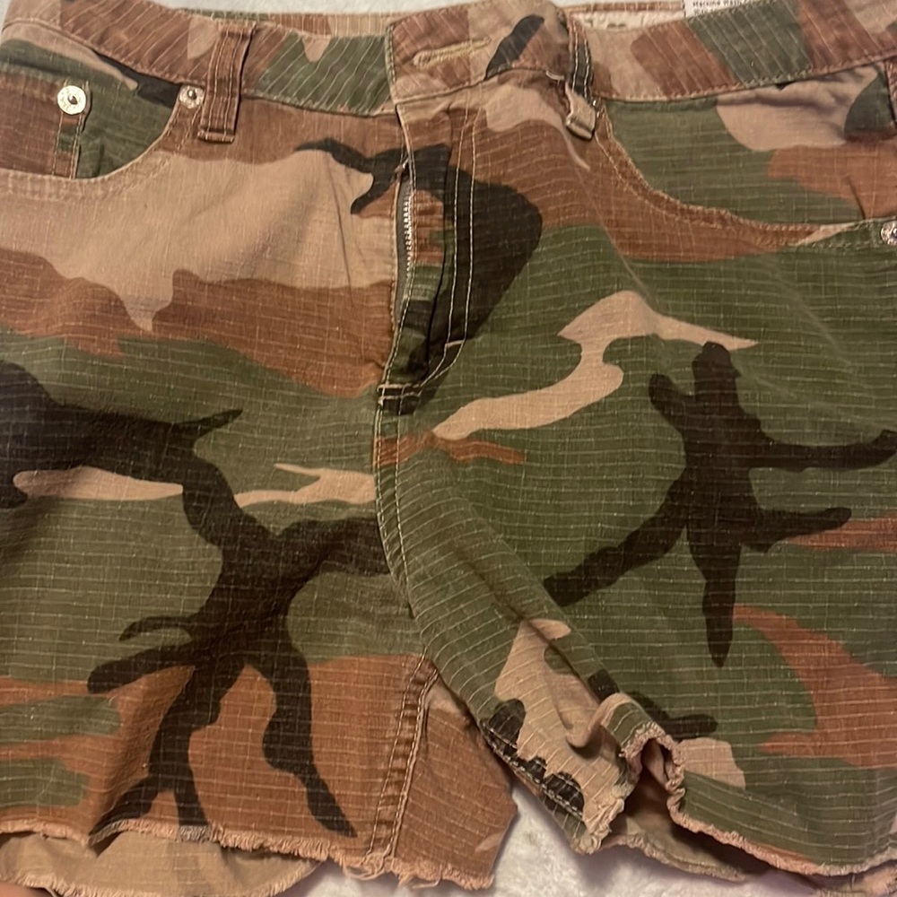 camo shorts, sizes 16 never worn just didnt fit my body the way i wanted it to.
